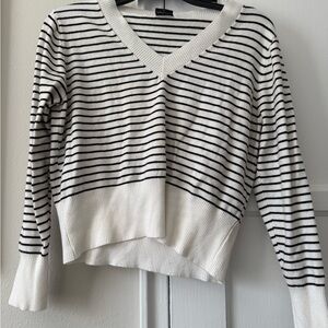 Black and White Striped V-neck Cropped Sweater Women’s Large